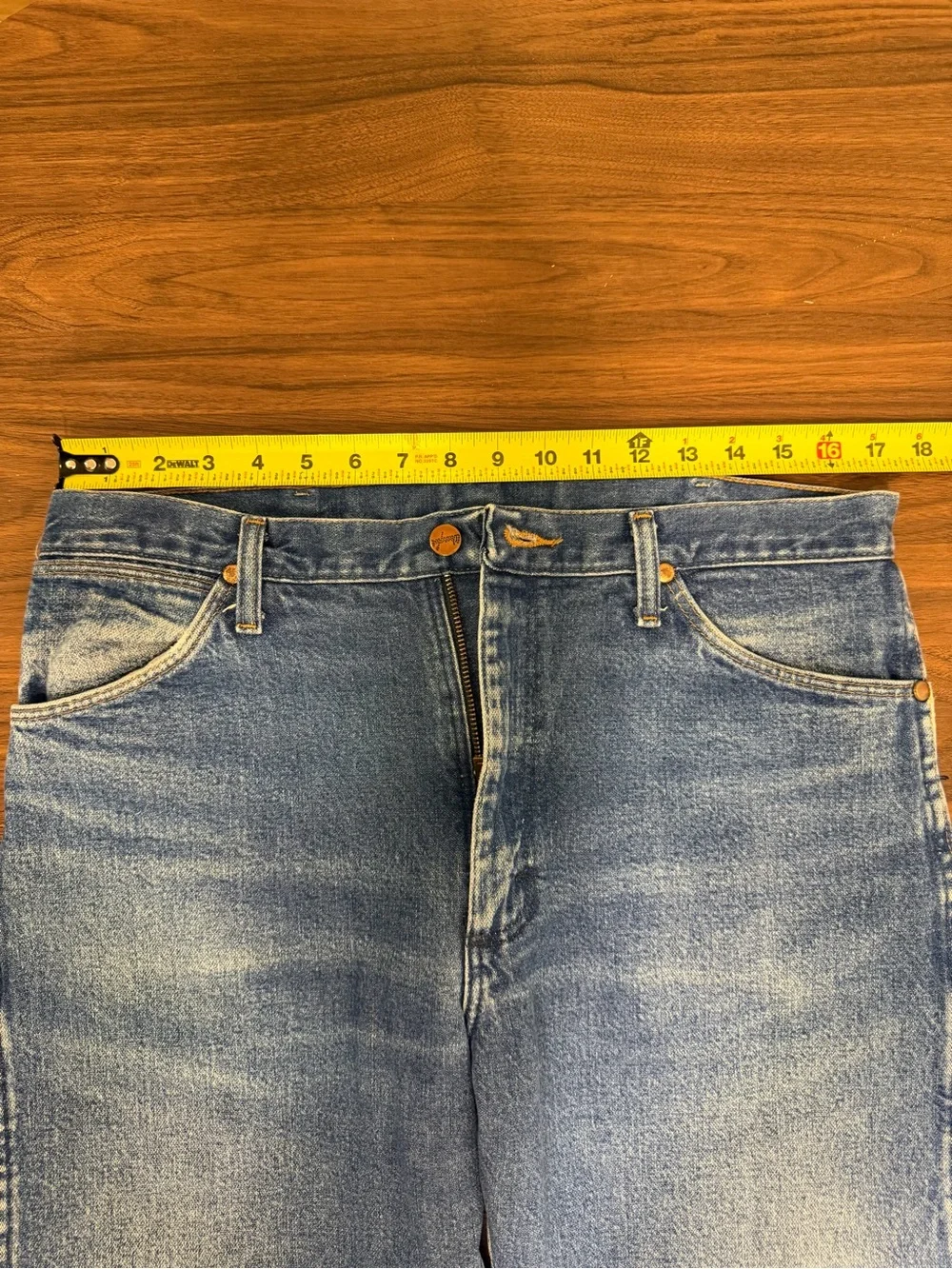 Wrangler 13 MWZ Cowboy Cut Jeans 34x32 Vintage faded Blue Denim Western